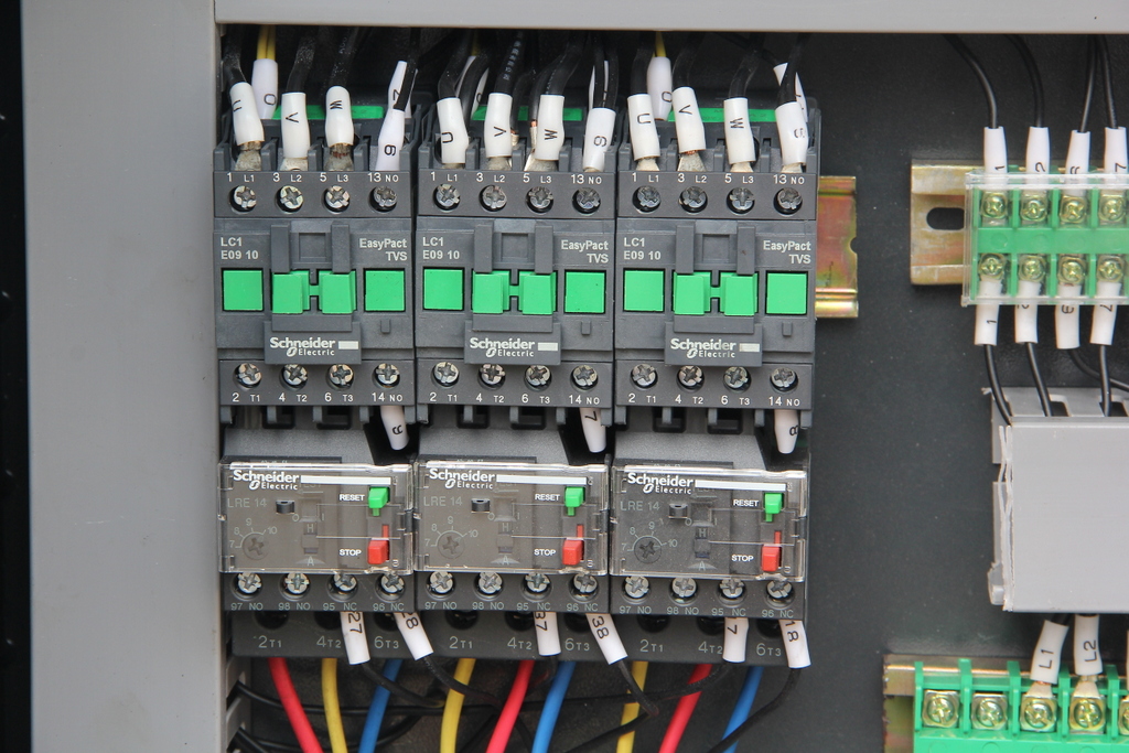803U-3-C hydraulische CNC busbar machine – ponsen, knippen en buigen voor transformatoren